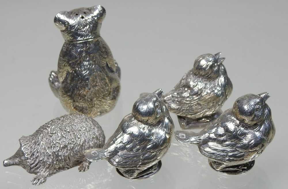 An Edwardian novelty silver pepper, in the form of a seated bear, Birmingham 1909, 5cm high, - Image 3 of 6