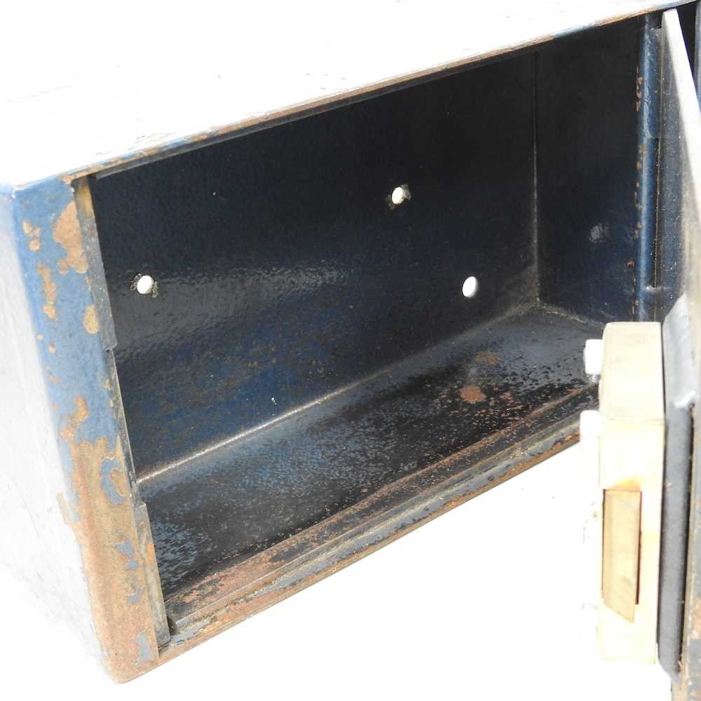 A metal jewellery safe, with key 34w x 19d x 12h cm - Image 2 of 4