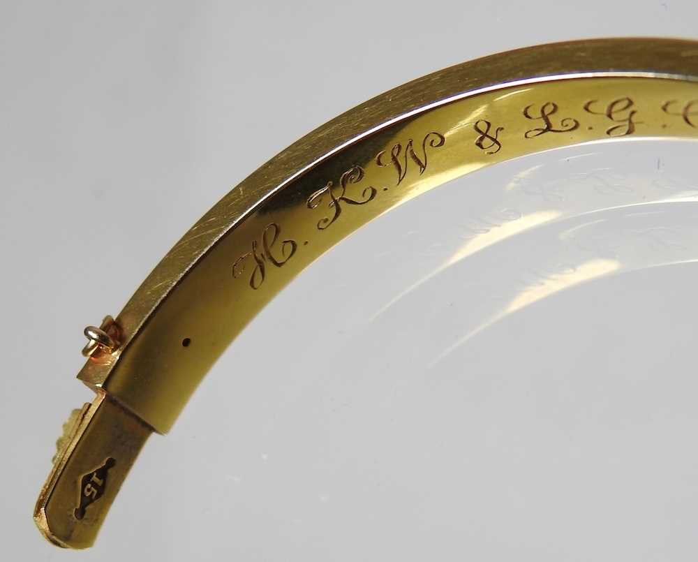 An Edwardian 14 carat gold bangle, of hinged design, inscribed and dated Nov. 6th 1906, 11g, 6cm - Image 5 of 6