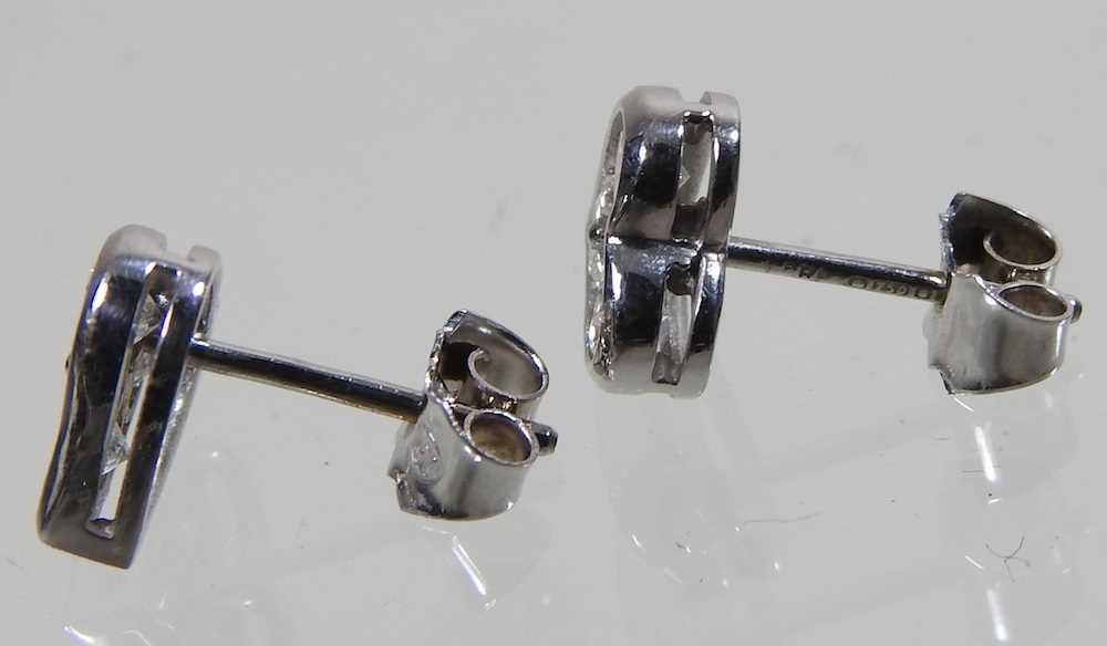 A pair of 18 carat white gold and diamond heart shaped earrings, each set with three, 1.9g, - Image 4 of 4