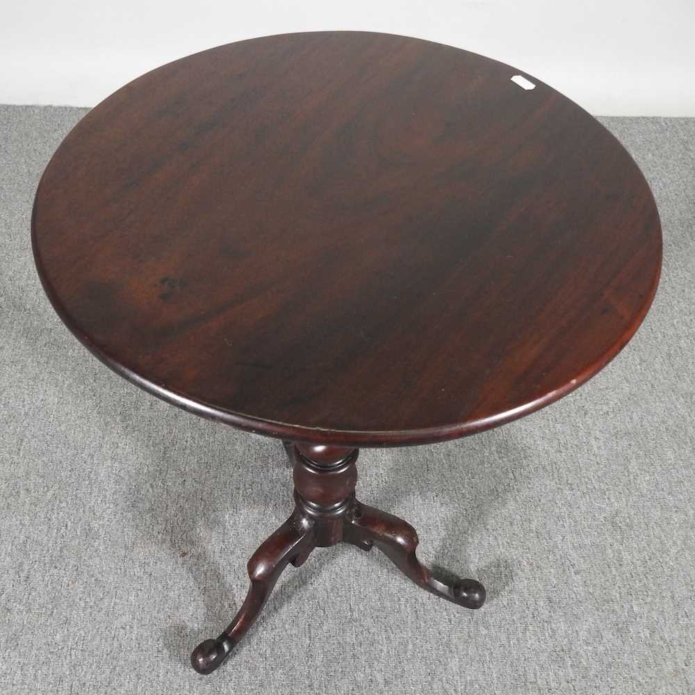 A Victorian mahogany occasional table, with a spirally turned column 51w x 73h cm - Bild 3 aus 4