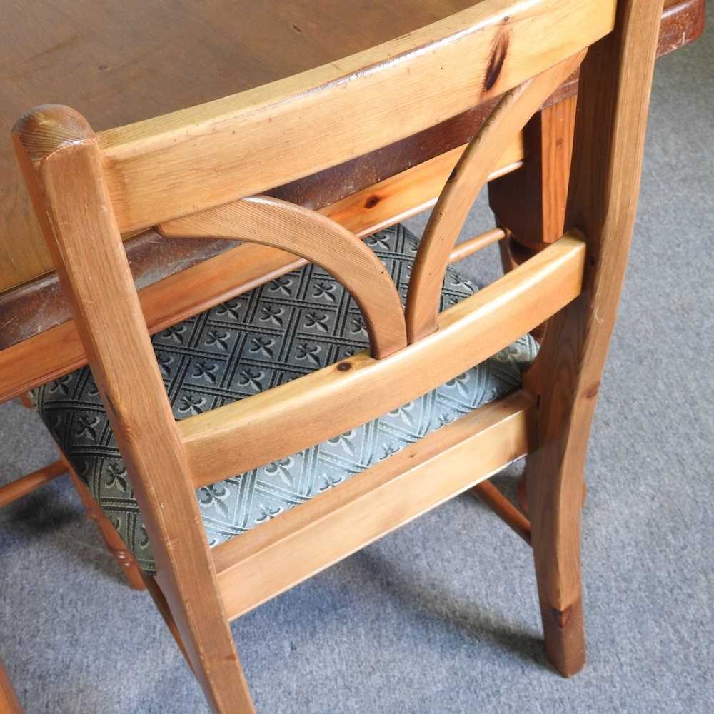 A modern pine dining table, on turned legs, together with a set of six pine dining chairs (7) 183w x - Image 4 of 9