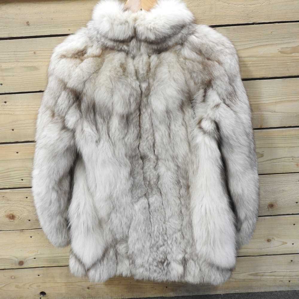A ladies vintage fur short coat - Image 3 of 6