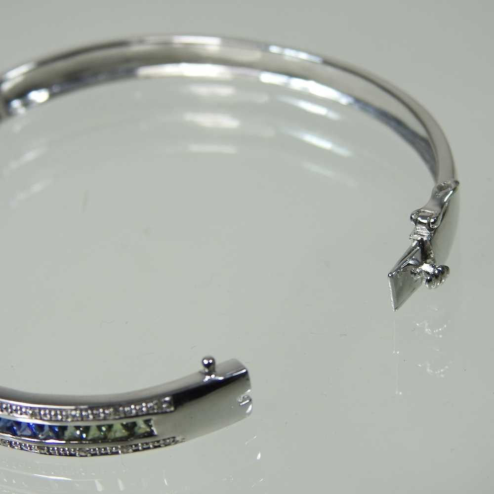 A 9 carat white gold and fancy sapphire bangle, of hinged design, set with a single row of multi - Image 4 of 4