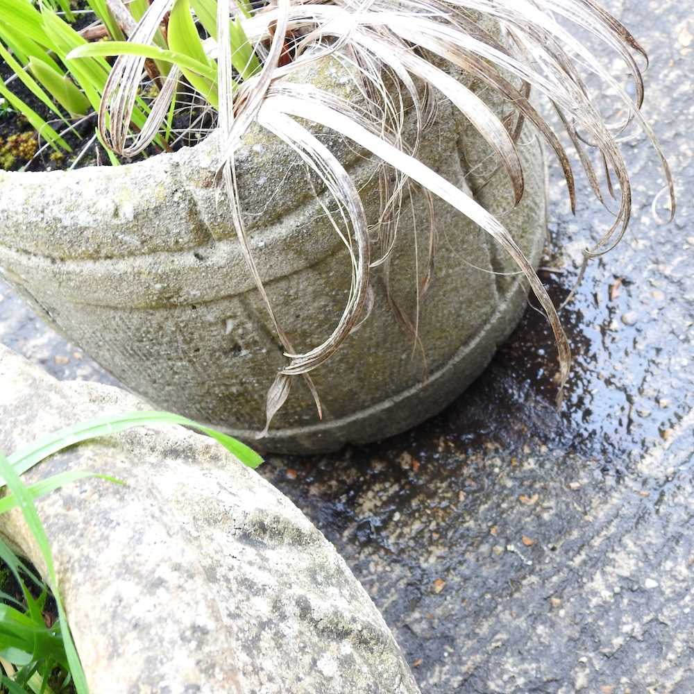 A collection of four cast stone garden pots (4) - Image 2 of 4