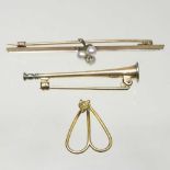 A 15 carat gold tie pin, in the form of a hunting horn, 2.2g, 4cm wide, together with a pearl bar
