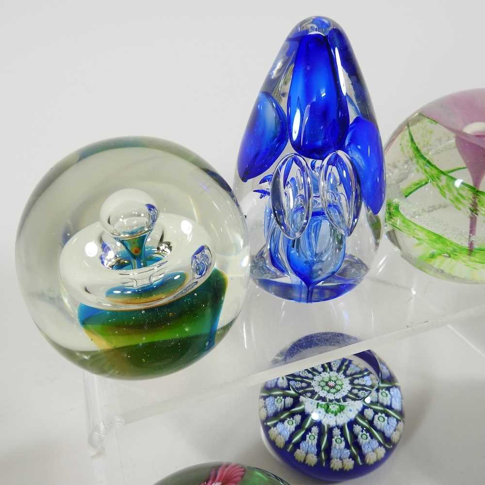 A collection of eighteen various coloured glass paperweights, to include Caithness (18) - Image 3 of 7