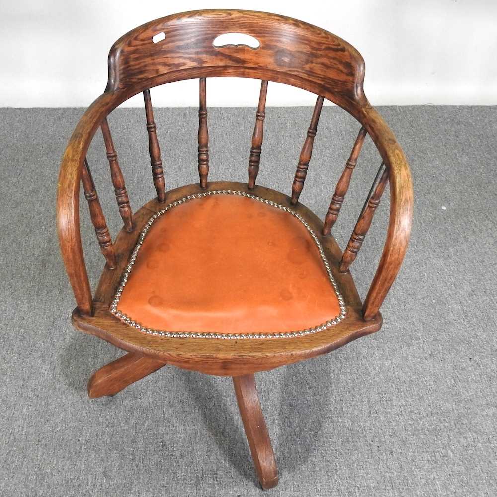 An early 20th century oak swivel desk chair - Image 3 of 5