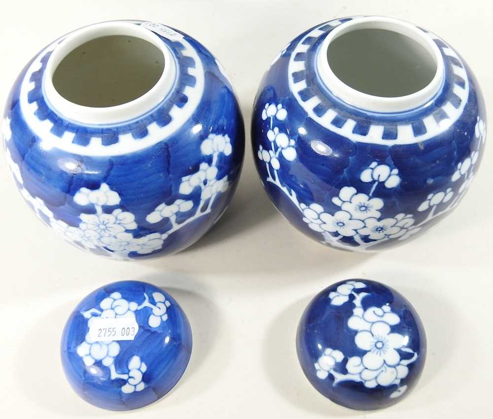 An early 20th century Chinese porcelain blue and white ginger jar and cover, 26cm high, together - Image 3 of 6