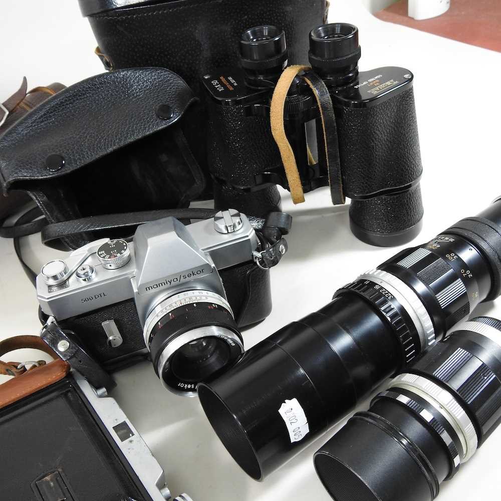 A vintage Voigtlander Lanthar camera, cased, together with a Voigtlander Bessa I, a Mamiya Sekor 500 - Image 12 of 13