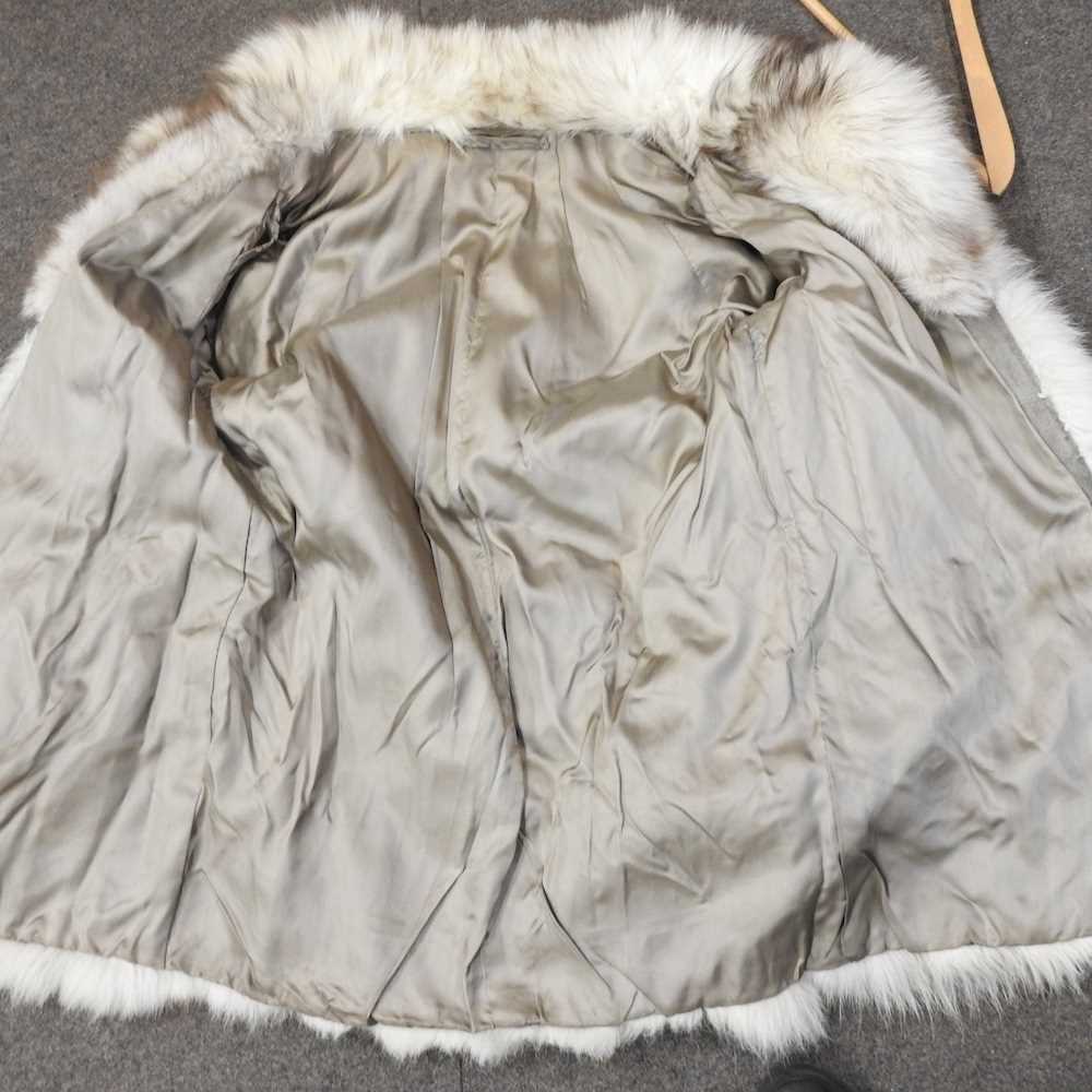 A ladies vintage fur short coat - Image 4 of 6