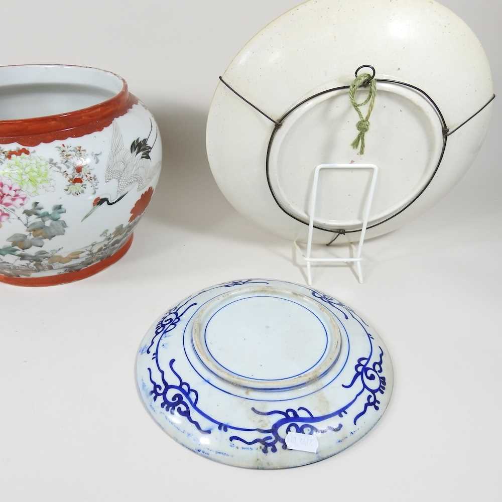 A Japanese kutani jardiniere, 27cm wide, together with a Chinese blue and white vase and cover and - Image 5 of 6