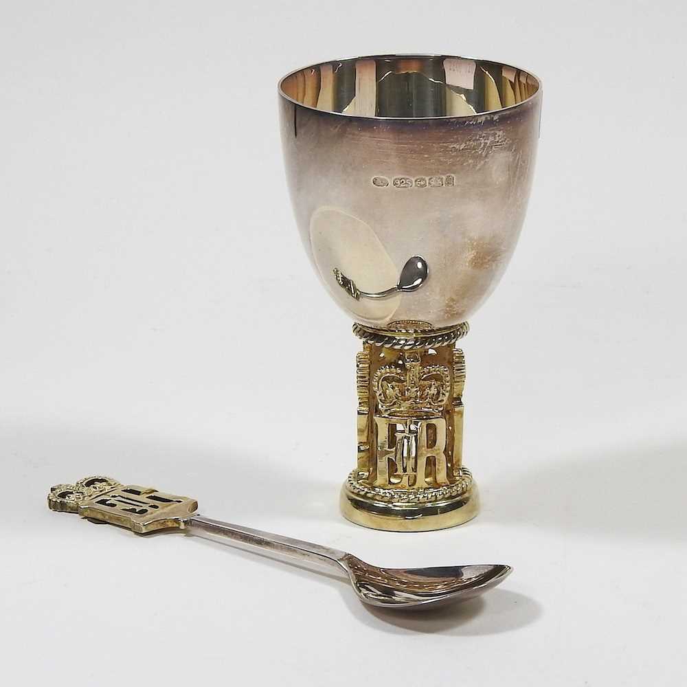 A modern silver Queen Elizabeth II silver and silver gilt commemorative chalice, the pierced base