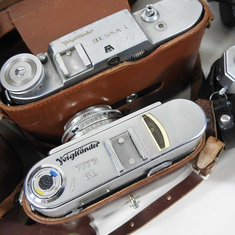 A vintage Voigtlander Lanthar camera, cased, together with a Voigtlander Bessa I, a Mamiya Sekor 500 - Image 8 of 13