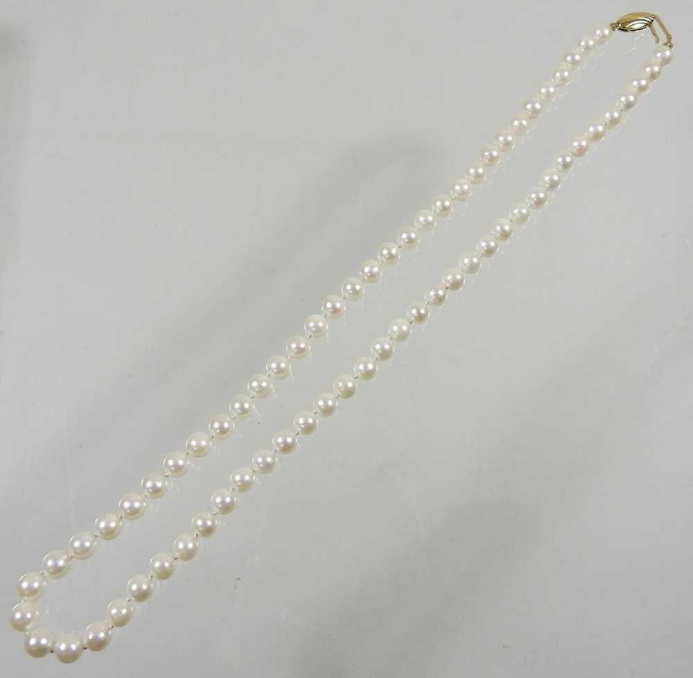 A cultured pearl single strand necklace, with a 9 carat gold clasp, 23g, 44cm long - Image 2 of 4