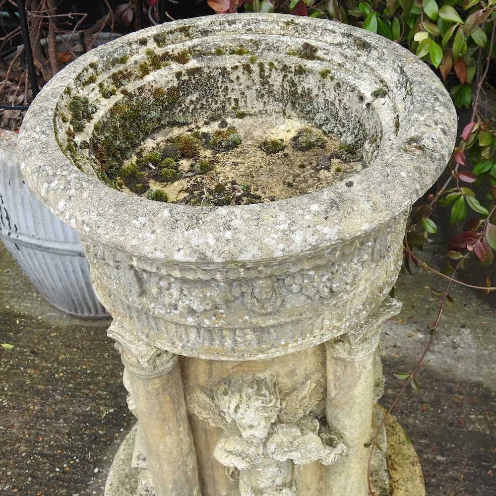 A large cast stone font, decorated with classical columns and cherubs, 80cm high - Bild 3 aus 7