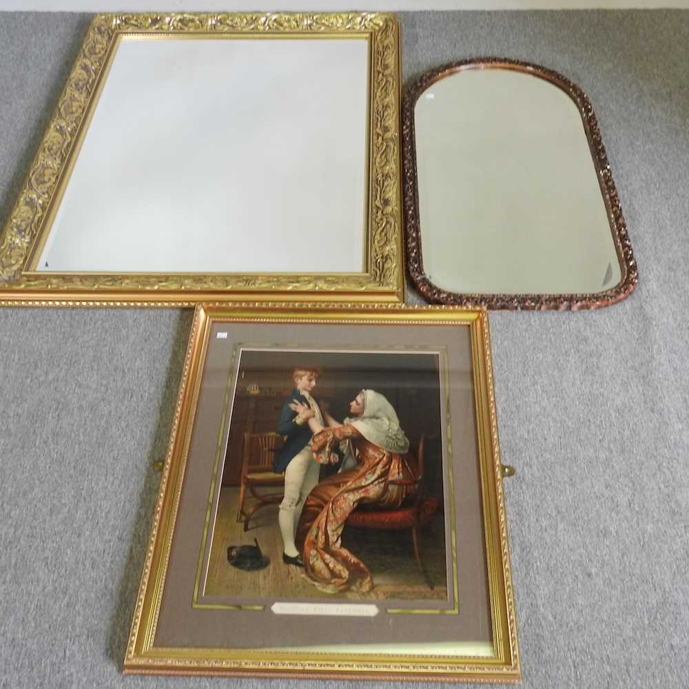 A large gilt framed wall mirror, 121 x 94cm, together with another smaller and a print (3) - Bild 3 aus 7