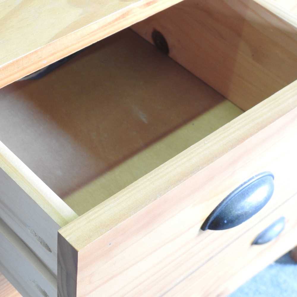 A modern pine chest of drawers, together with a pine dressing mirror (2) 82w x 40d x 86h cm - Image 3 of 7