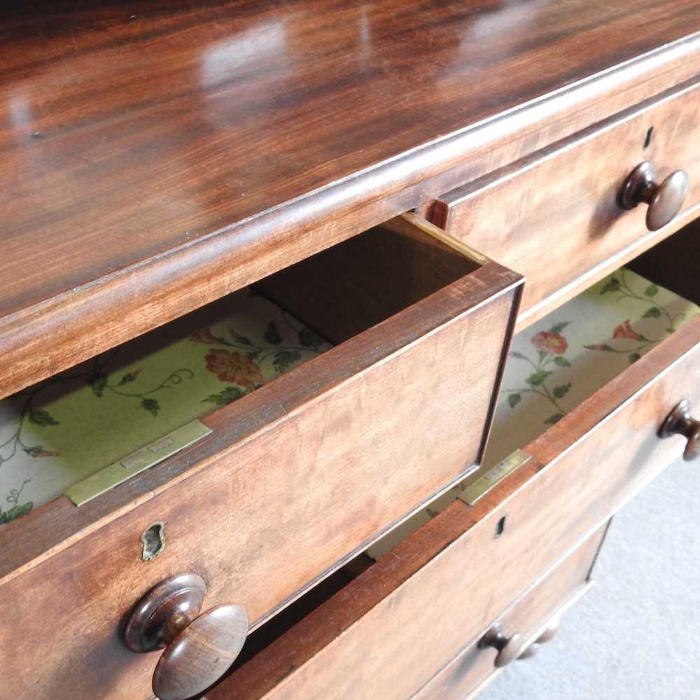 A Victorian mahogany chest of drawers, together with a Victorian swing framed toiletry mirror (2) - Image 4 of 5