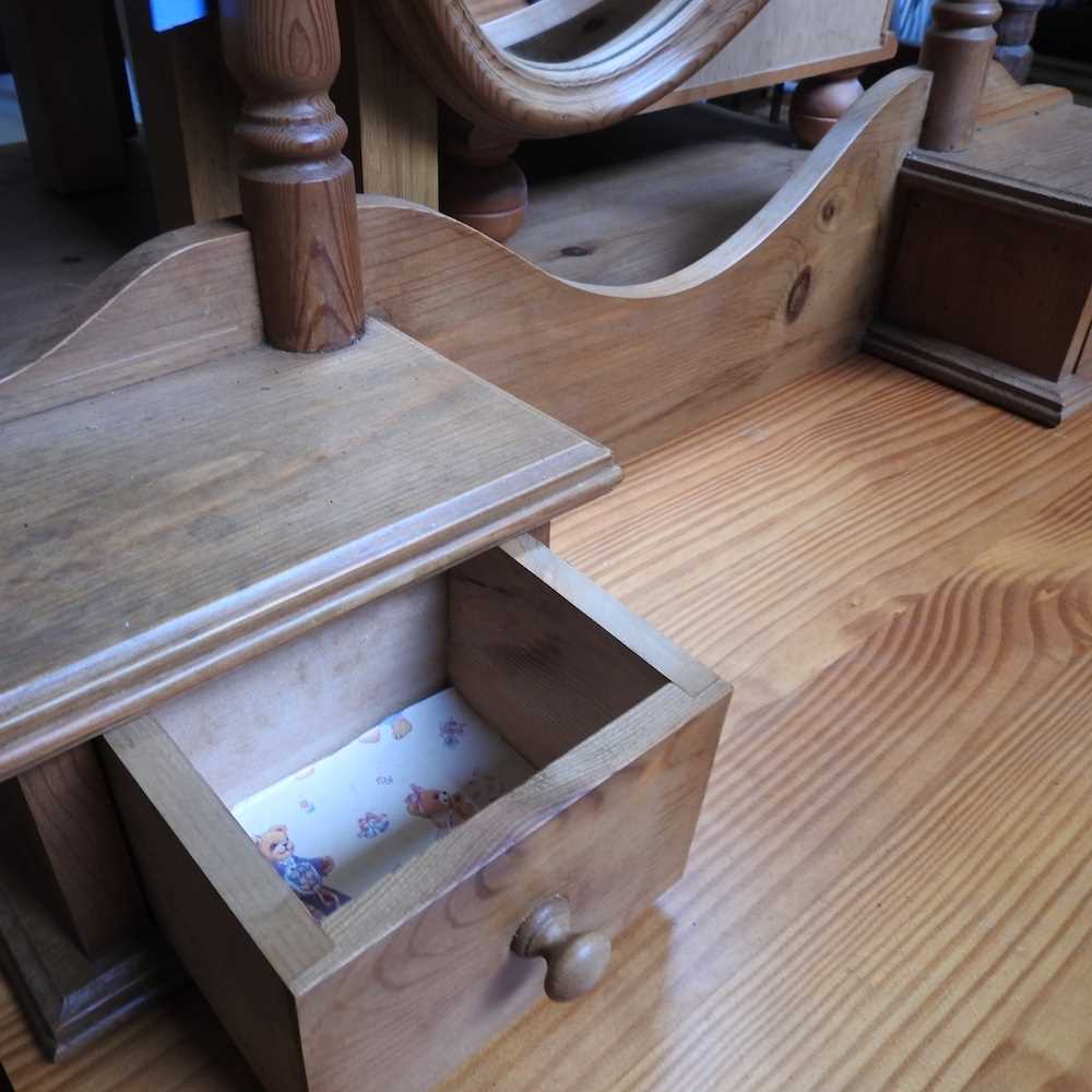 A modern pine chest of drawers, together with a pine dressing mirror (2) 82w x 40d x 86h cm - Image 7 of 7