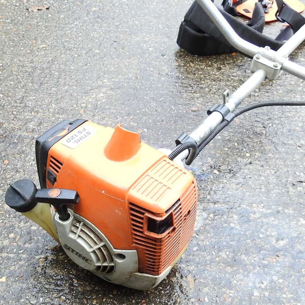 A Stihl petrol brush cutter Overall condition looks to be complete but used. It has compression when - Bild 2 aus 3