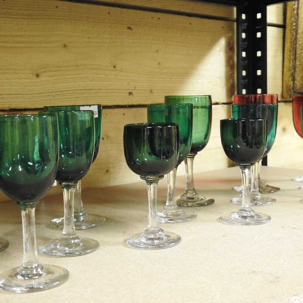 A collection of 19th century coloured drinking glasses - Bild 3 aus 4