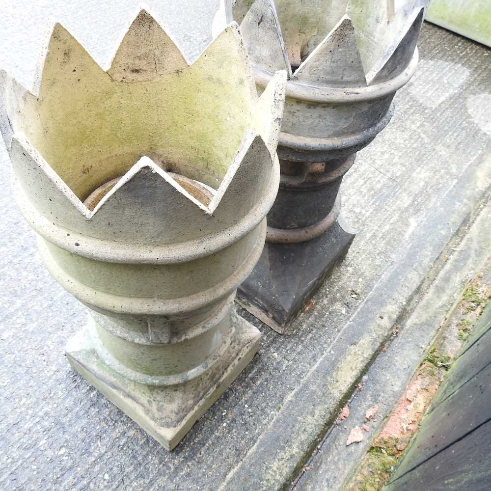 A pair of crown top chimney pots, 78cm high (2) - Bild 2 aus 3