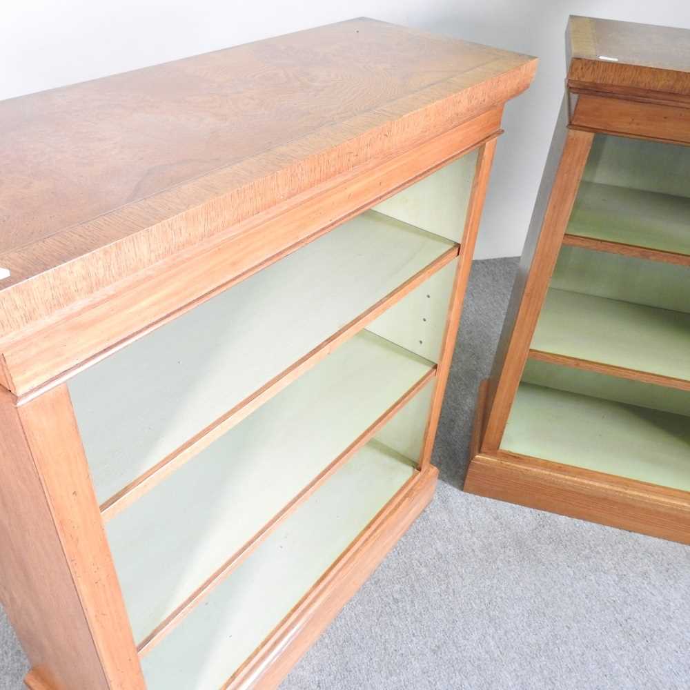 A pair of hand made burr oak dwarf open bookcases (2) 82w x 30d x 95h cm - Bild 6 aus 6