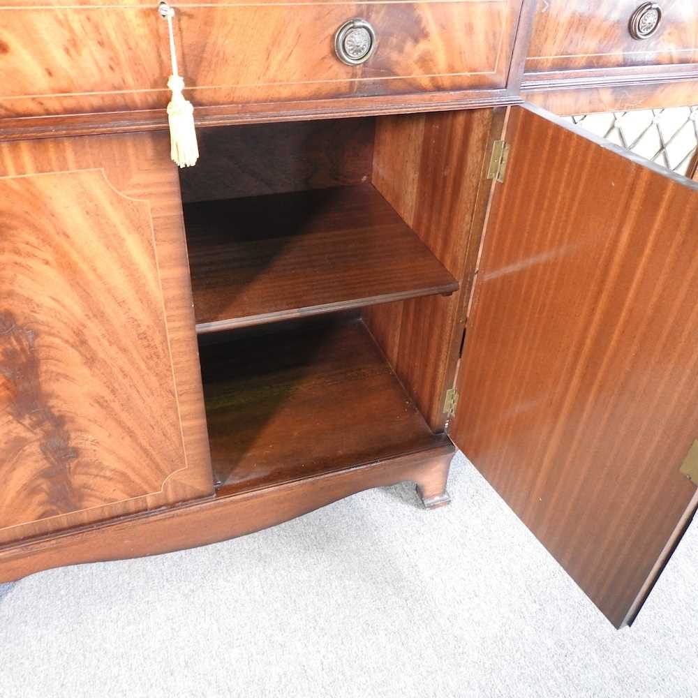 A reproduction mahogany break front sideboard, with grille doors 168w x 42d x 92h cm - Image 3 of 5
