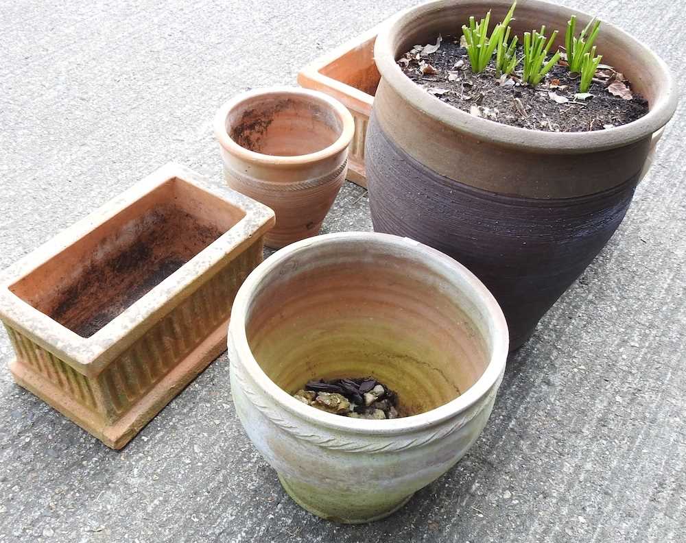 A terracotta garden pot, 48cm high, together with five various garden pots (6) - Image 2 of 3