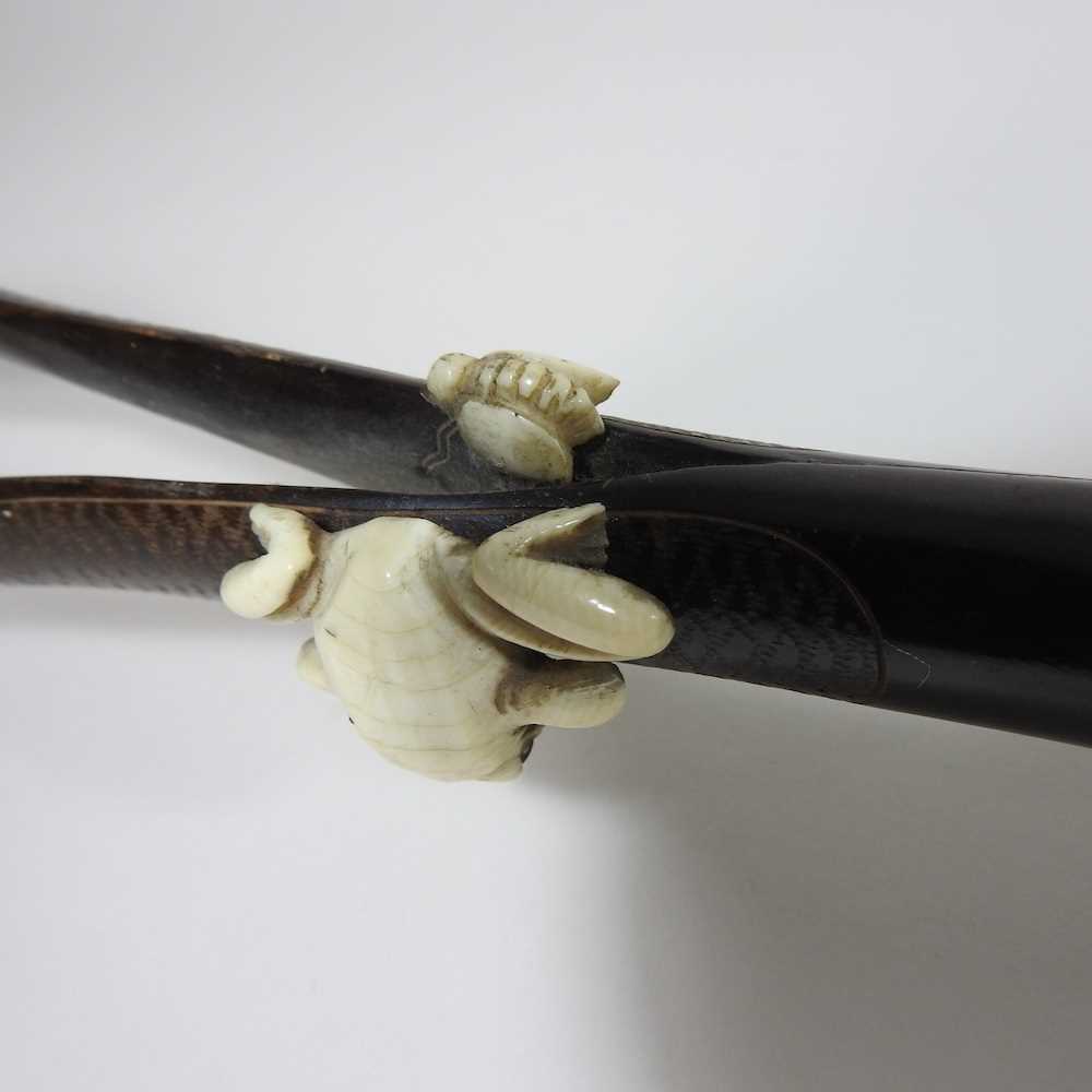 An early 20th century Japanese parasol, the handle carved to simulate a leather strap, decorated - Bild 11 aus 15
