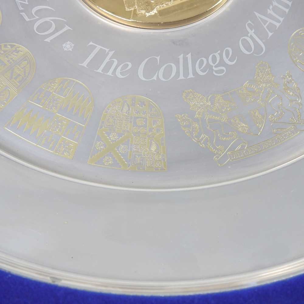 A Royal commemorative silver jubilee College of Arms silver and gilt dish, for the Coronation of - Image 5 of 11