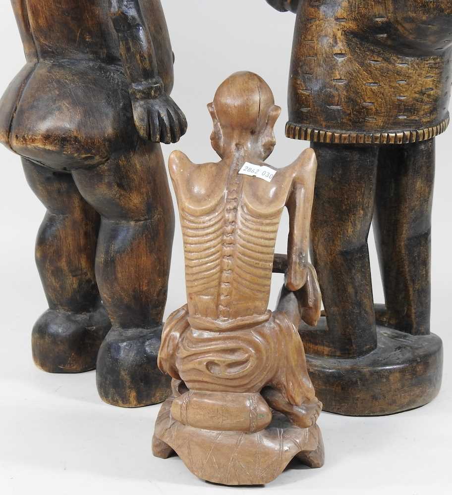 An African carved figure, 74cm high, together with two others and two pairs of mounted taxidermy - Bild 6 aus 6