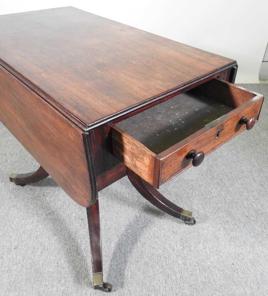 A Regency mahogany breakfast table, on sabre legs 83w x 98d x 70h cm - Bild 3 aus 4