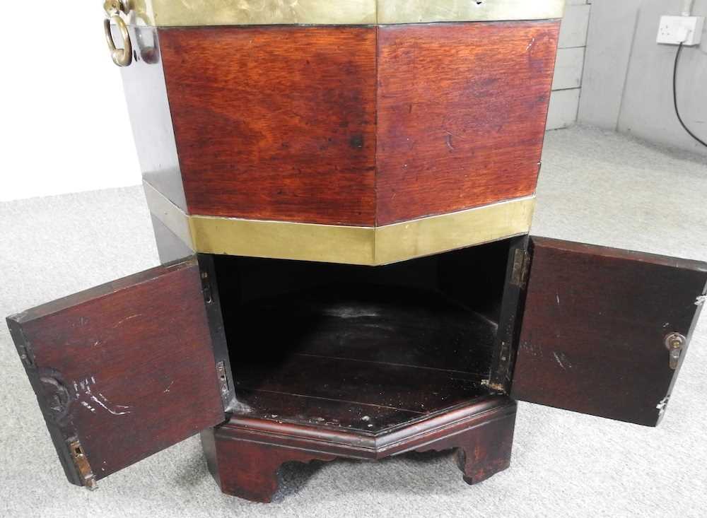 A George III mahogany and brass bound cellarette, of octagonal shape, with a hinged lid 49w x 49d - Image 9 of 9