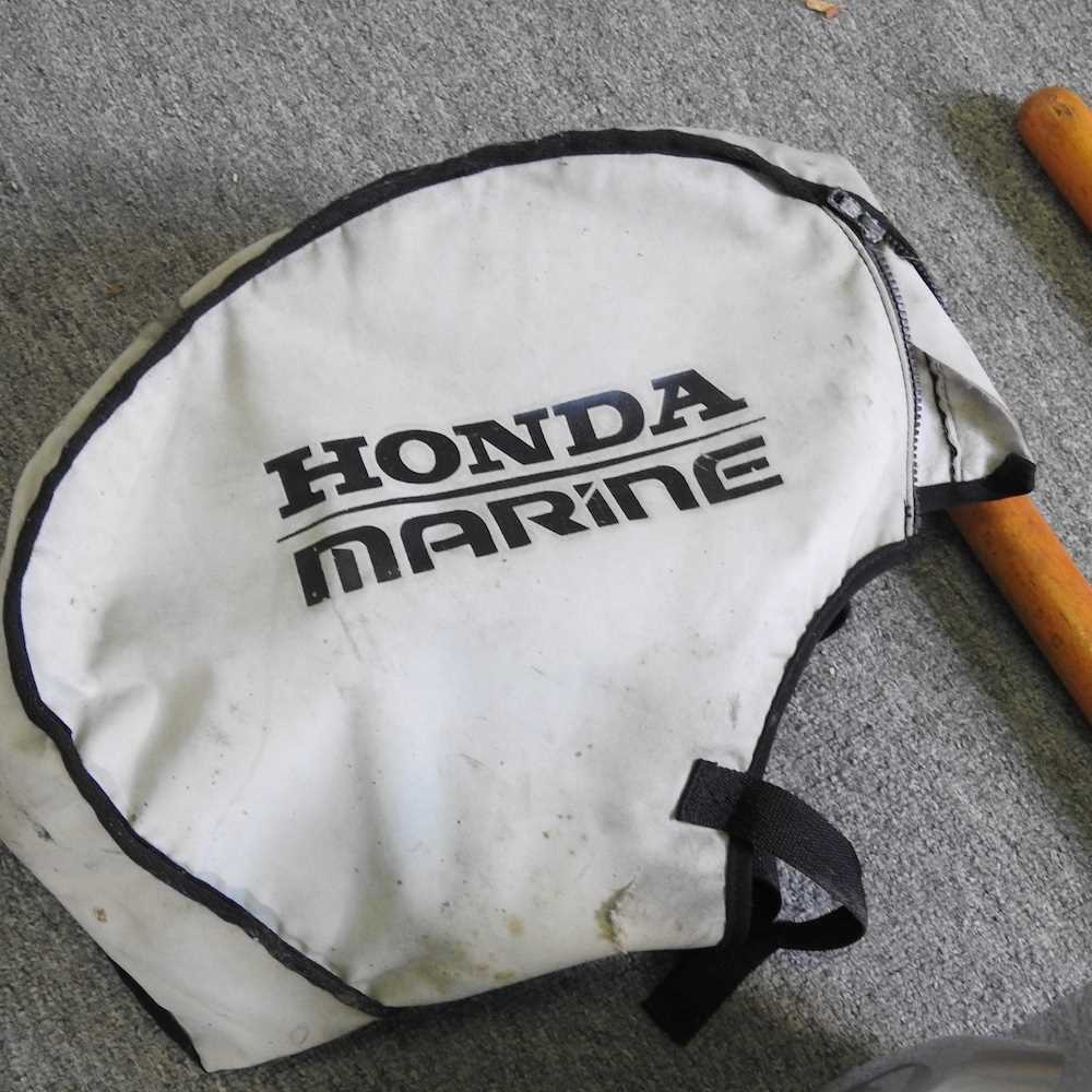 A Honda marine outboard motor, together with a pair of oars and spares - Bild 4 aus 6