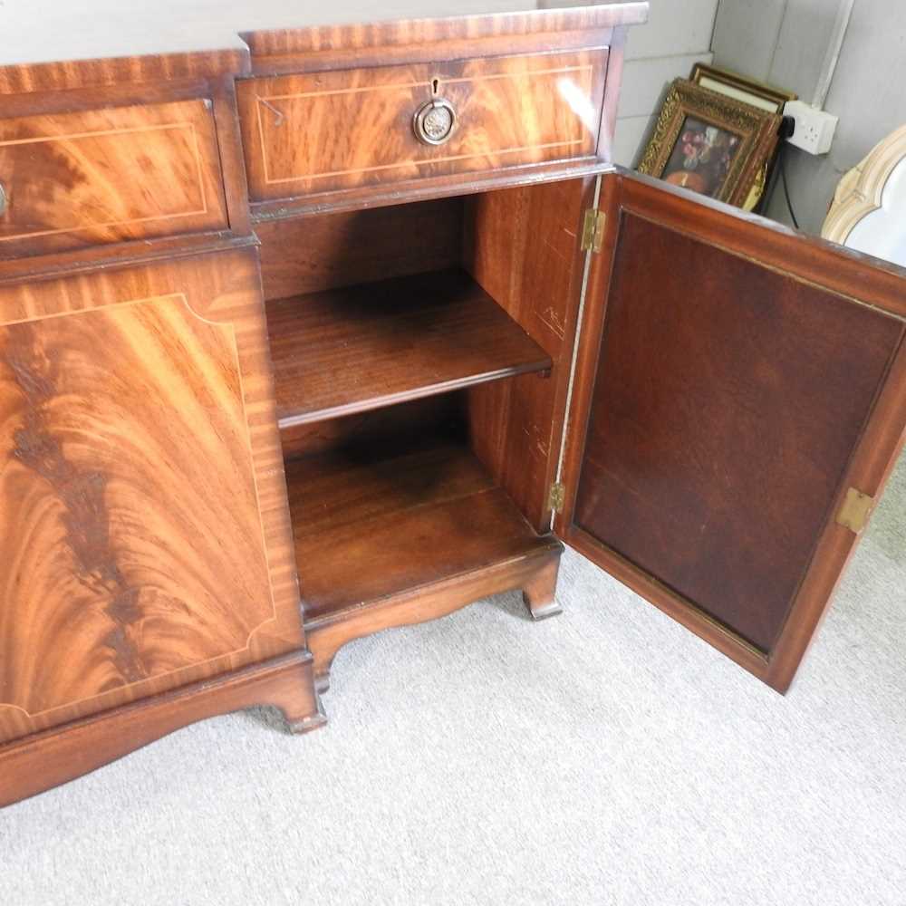 A reproduction mahogany break front sideboard, with grille doors 168w x 42d x 92h cm - Image 5 of 5