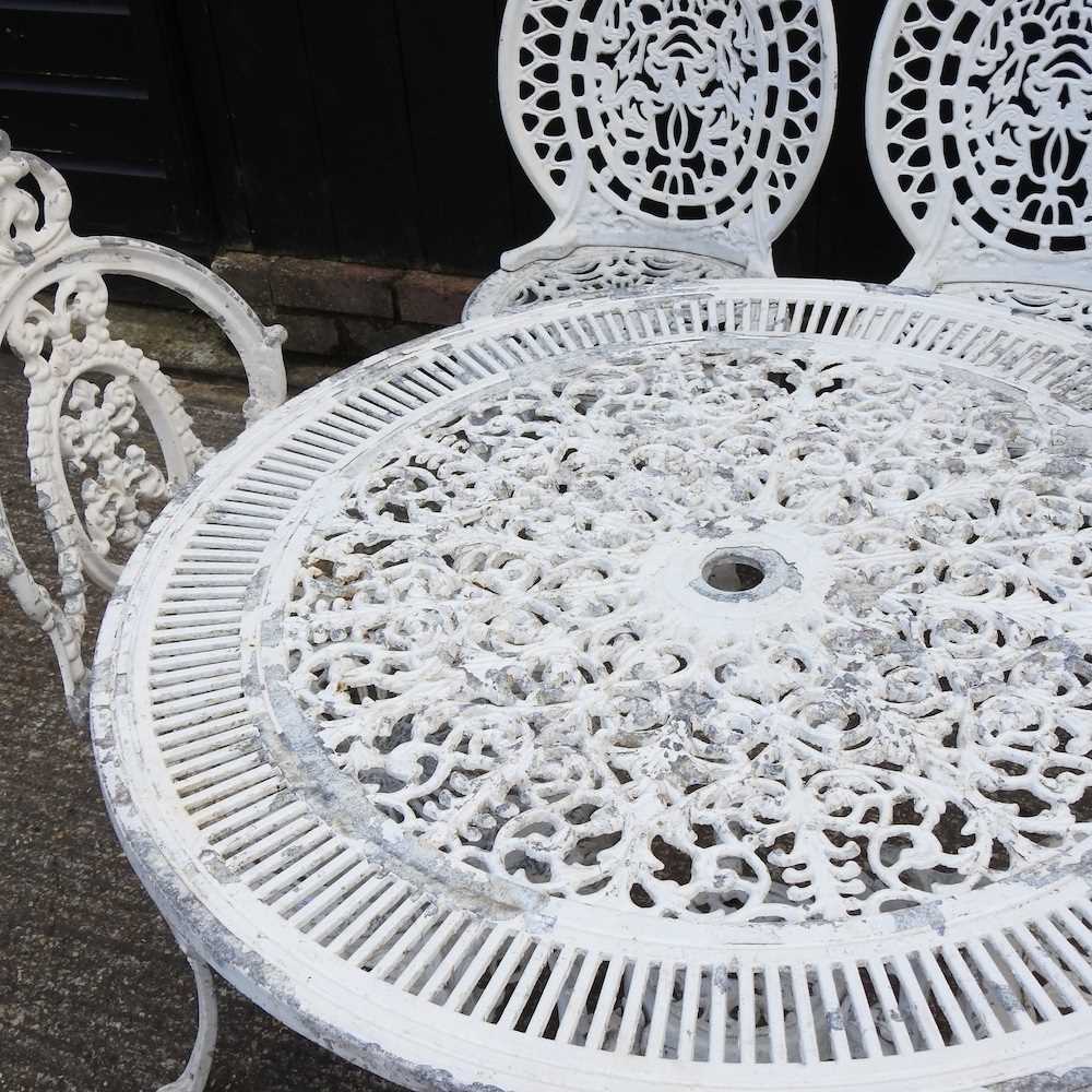 A white painted metal circular garden table, together with a pair of chairs and three others similar - Bild 3 aus 4