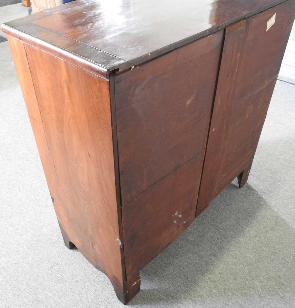 A 19th century mahogany and crossbanded bow front chest of drawers, on swept bracket feet 52w x 102d - Bild 2 aus 4