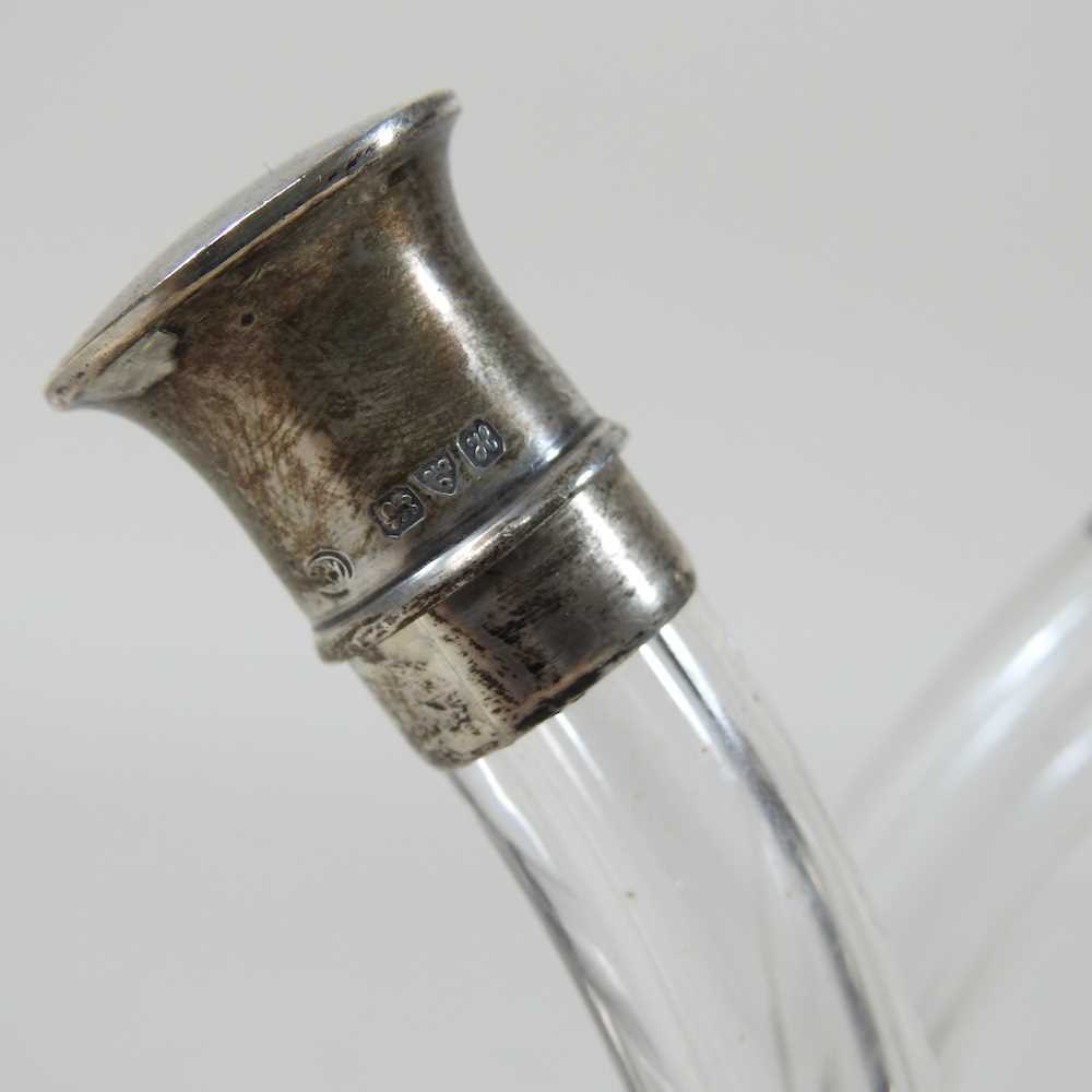 A modern silver sugar caster, of baluster shape, with a removable cover, Birmingham 1961, 111g, 17cm - Bild 2 aus 5