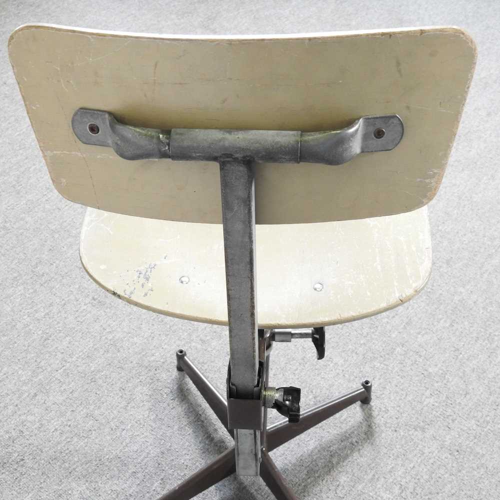 A mid 20th century machinist's swivel chair - Image 2 of 5