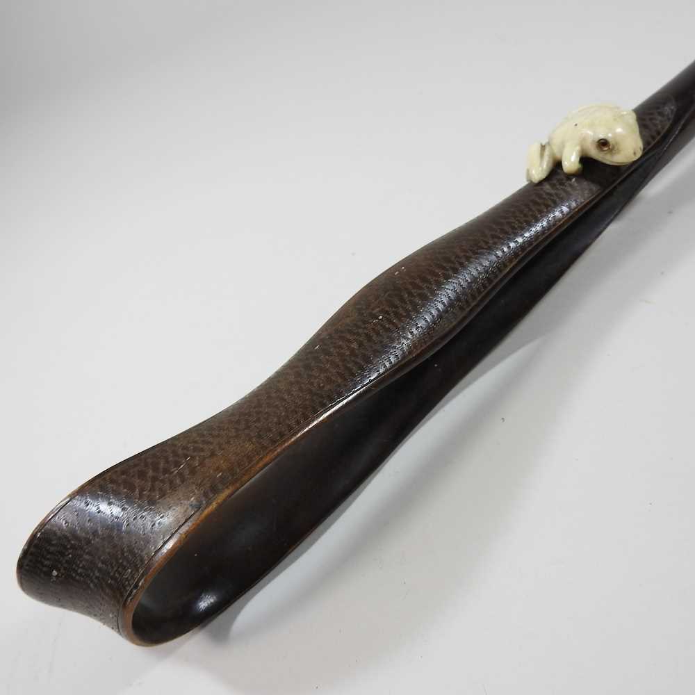 An early 20th century Japanese parasol, the handle carved to simulate a leather strap, decorated - Bild 3 aus 15