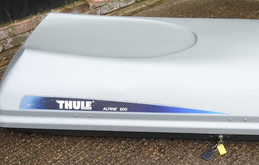 A Thule Alpine 900 car roof box, 209cm long, with keys - Image 3 of 4