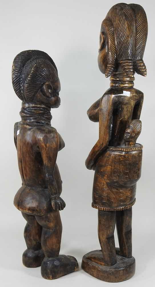 An African carved figure, 74cm high, together with two others and two pairs of mounted taxidermy - Bild 5 aus 6