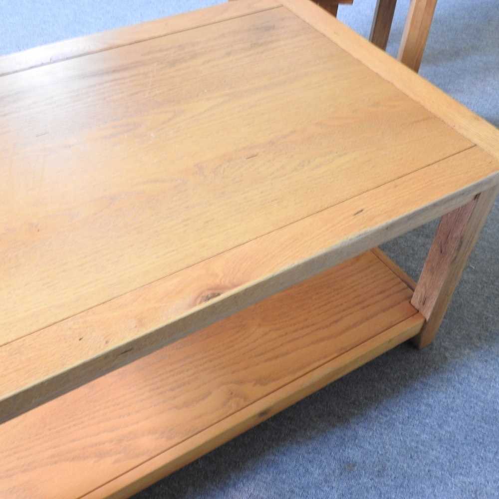 A modern light oak coffee table, 92cm wide, together with a nest of two matching occasional - Bild 2 aus 4