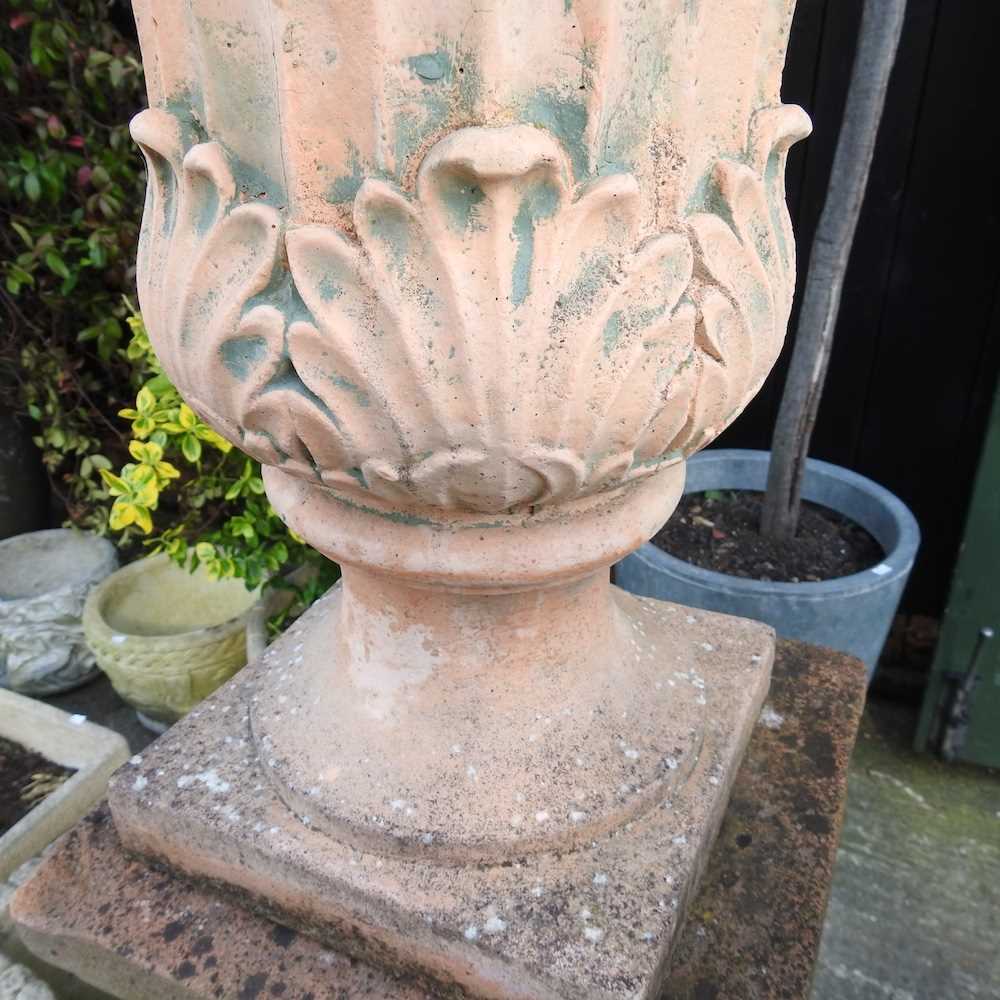 A large terracotta garden urn, of fluted design, with acanthus decoration, on a pedestal base, 148cm - Bild 4 aus 7