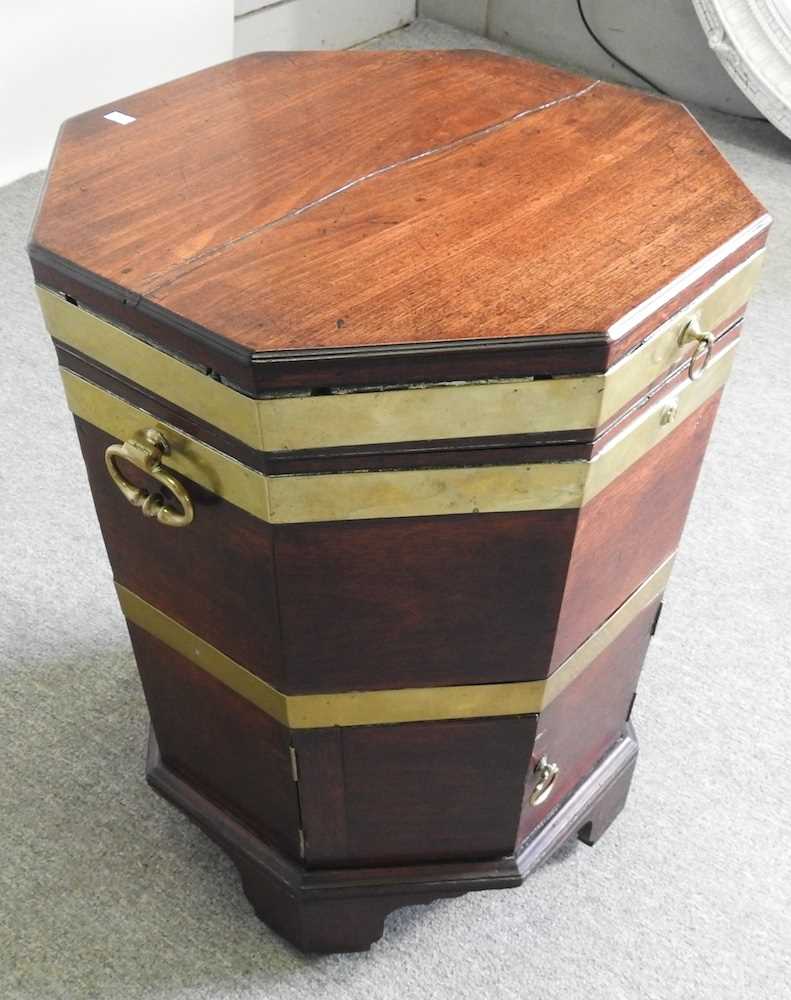A George III mahogany and brass bound cellarette, of octagonal shape, with a hinged lid 49w x 49d - Image 4 of 9