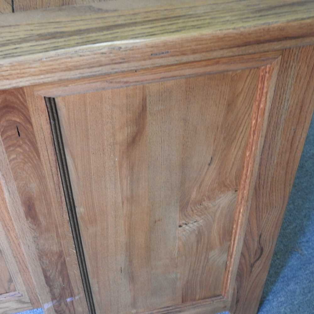 A modern light oak side cabinet 99w x 47d x 80h cm - Image 5 of 5