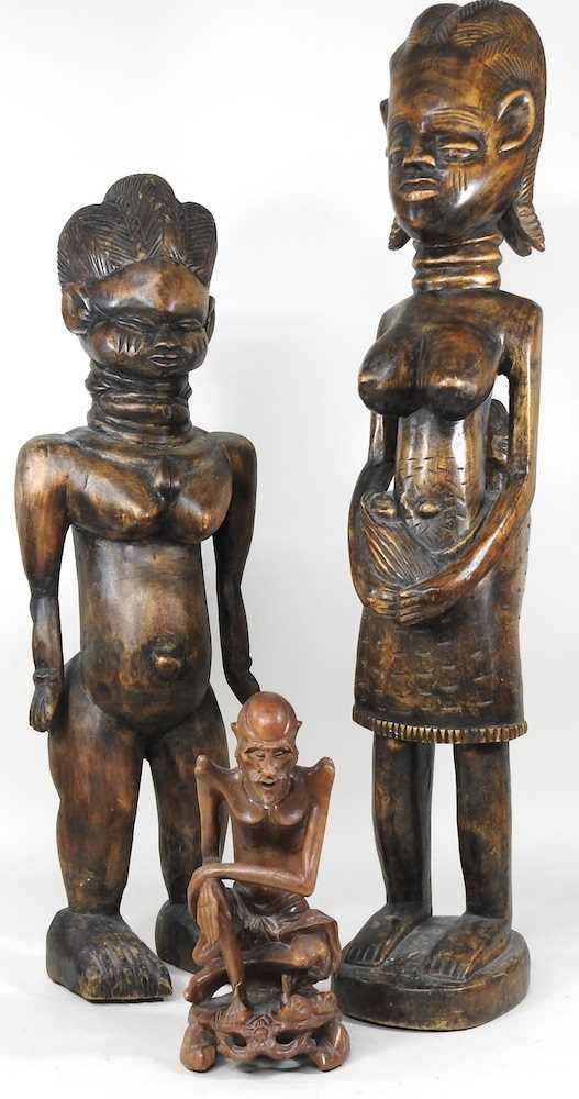 An African carved figure, 74cm high, together with two others and two pairs of mounted taxidermy - Bild 3 aus 6