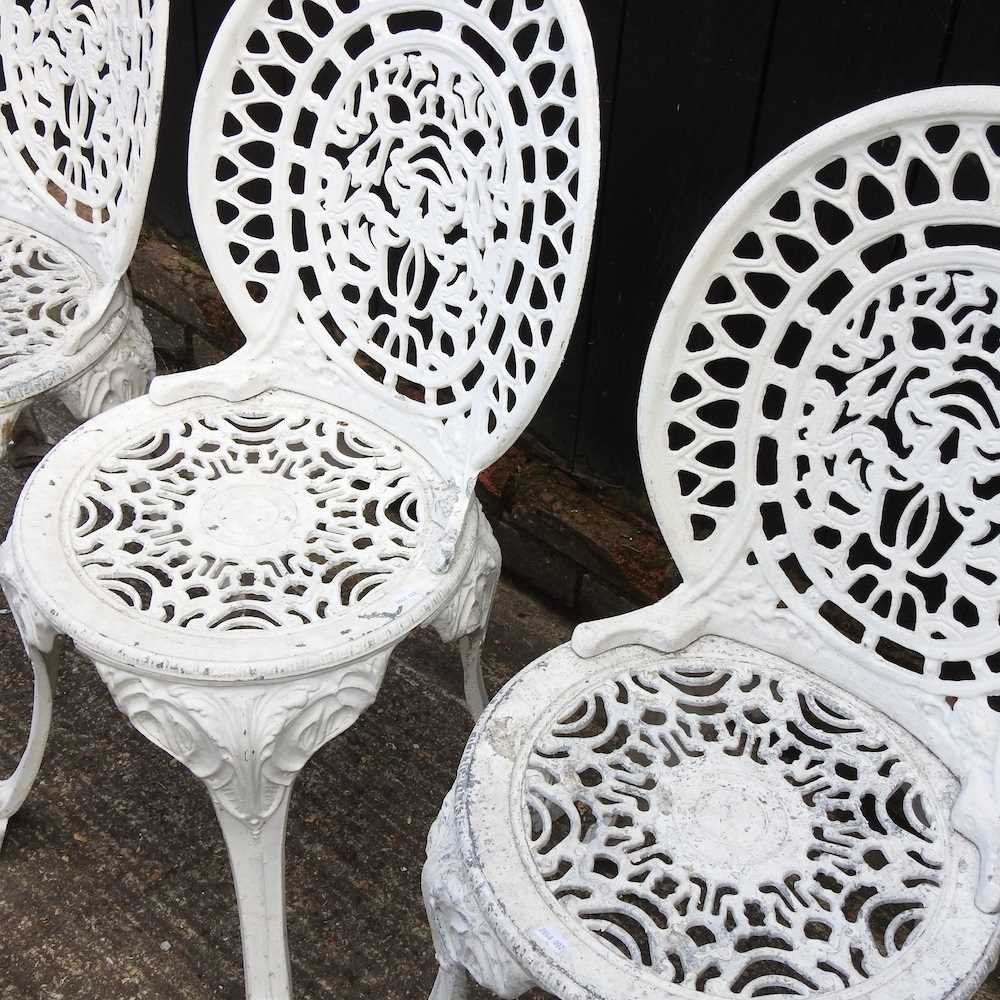 A white painted metal circular garden table, together with a pair of chairs and three others similar - Bild 4 aus 4